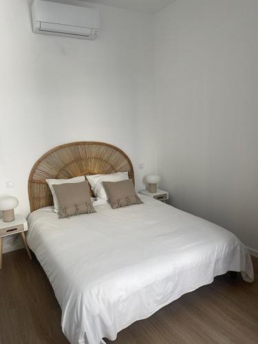 une chambre avec un grand lit blanc avec deux tables dans l'établissement Hyper center T2 Bohemian chic, à Marseille