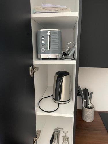 - une étagère de cuisine avec un grille-pain et un appareil dans l'établissement Hyper center T2 Bohemian chic, à Marseille