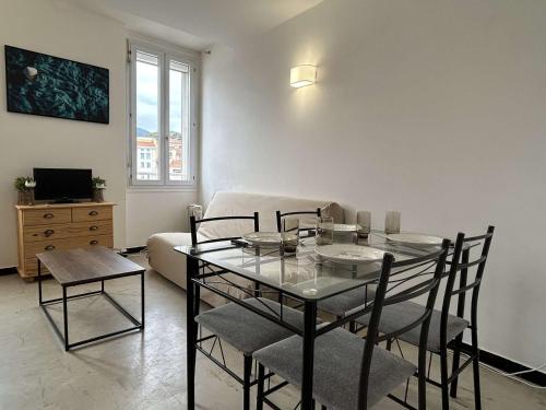 un salon avec une table, des chaises et un canapé dans l'établissement Appart 2 pièces à Port-Vendres, 4 personnes, proche centre et criée, animaux admis - FR-1-225C-8, à Port-Vendres