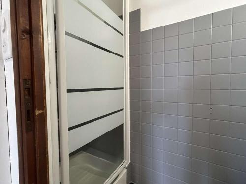 La salle de bains est pourvue d'un cabinet de toilette avec un miroir. dans l'établissement Appart 2 pièces à Port-Vendres, 4 personnes, proche centre et criée, animaux admis - FR-1-225C-8, à Port-Vendres