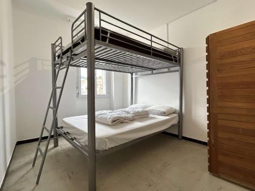 - un lit superposé avec une échelle dans une chambre dans l'établissement Appart 2 pièces à Port-Vendres, 4 personnes, proche centre et criée, animaux admis - FR-1-225C-8, à Port-Vendres