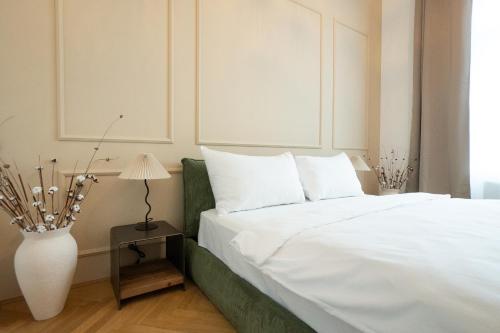 Chic 180m 3BR Apt near Parliament, Self Check-in