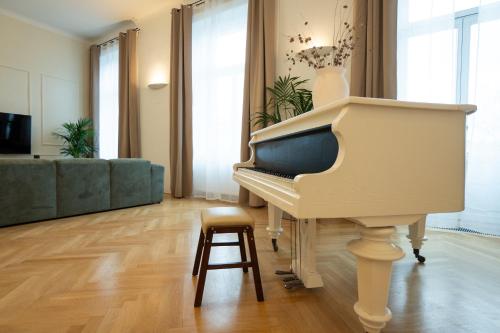Chic 180m 3BR Apt near Parliament, Self Check-in