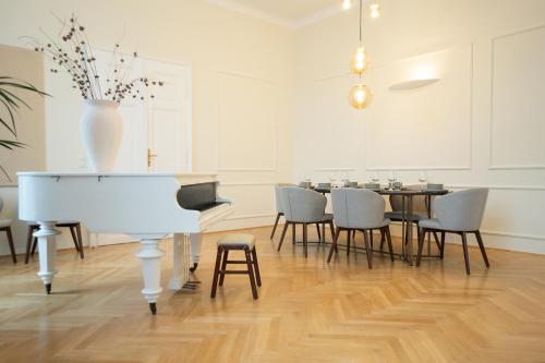 Chic 180m 3BR Apt near Parliament, Self Check-in