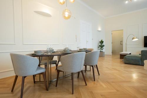 Chic 180m 3BR Apt near Parliament, Self Check-in