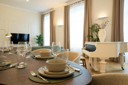Chic 180m 3BR Apt near Parliament, Self Check-in