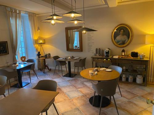 a restaurant with tables and chairs in a room at La Villa Garenne in Vannes