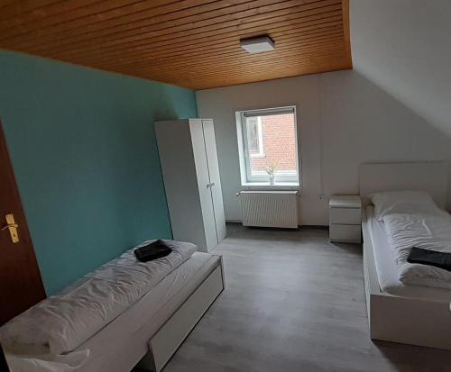 a room with two beds and a window at Team Unterkunft bei Büttel in Sankt Margarethen