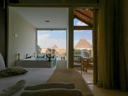 Postel nebo postele na pokoji v ubytování Giza Pyramids View Inn