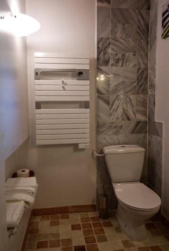 une salle de bain avec toilettes et lavabo dans l'établissement Catherine&Martial, à Maubec