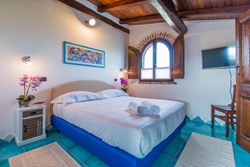 a bedroom with a large bed with towels on it at Casa La Vela in Cala Liberotto