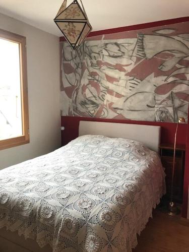 une chambre avec un lit et un mur dans l'établissement Le Beau Rivage, à Publier