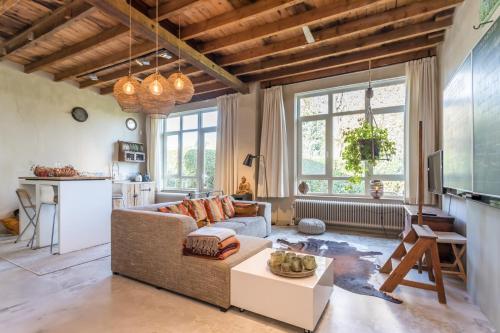 a living room with a couch and a table at Bed en Breakfast Reijmerstok in Reijmerstok