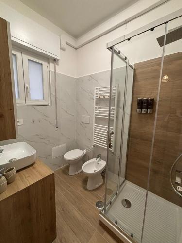 a bathroom with a shower and a toilet and a sink at Inn Rhome 71 in Rome