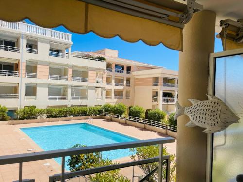 - une vue depuis le balcon d'un immeuble avec piscine dans l'établissement Port Azur Studio cabine 4 P - Pool beach Golfe Juan 5 min Cannes, à Vallauris