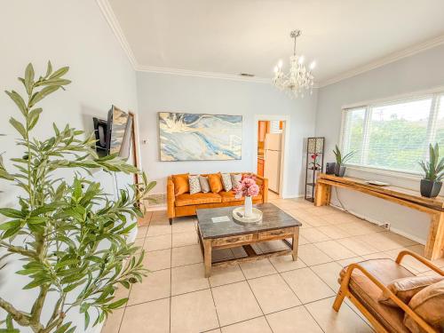 un salon avec un canapé et une table dans l'établissement 3bd Little Italy Cottage A++ Location, à San Diego