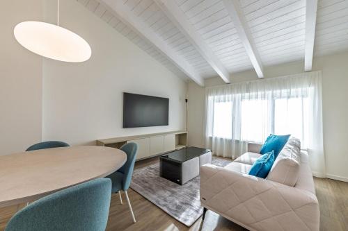 a living room with a table and a tv at Bilocale Vitruviano Treviglio Milano Upper Stay in Treviglio