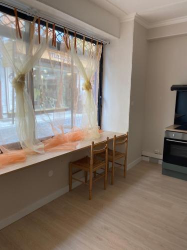 une salle à manger avec une table et une fenêtre dans l'établissement Au Pied du Chateau, à Lourdes
