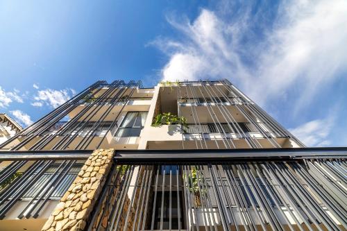 a tall building with windows on top of it at Chillin Villa - Biệt Thự Đà Lạt Khu Nhiều Thông Gần Hồ Tuyền Lâm in Xuan An