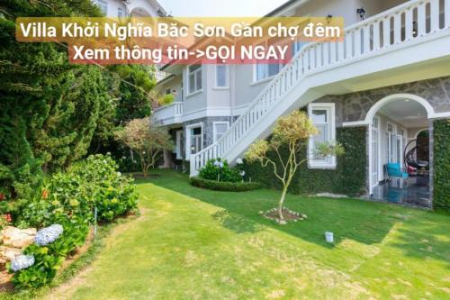 a large house with a yard with a lawn sidx sidx sidx at Chillin Villa - Biệt Thự Đà Lạt Khu Nhiều Thông Gần Hồ Tuyền Lâm in Xuan An