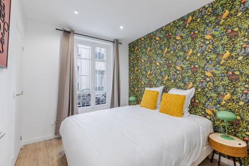 - une chambre avec un grand lit blanc et un mur coloré dans l'établissement Nid douillet pour deux cœur du 19e arrondissement, à Paris