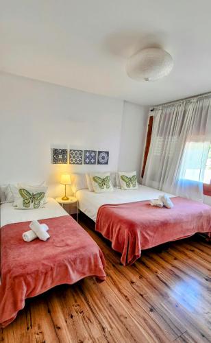 Ένα ή περισσότερα κρεβάτια σε δωμάτιο στο Vila Sitges, big house with pool