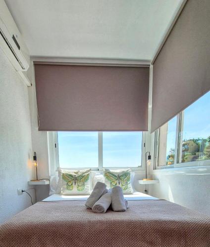 Ένα ή περισσότερα κρεβάτια σε δωμάτιο στο Vila Sitges, big house with pool