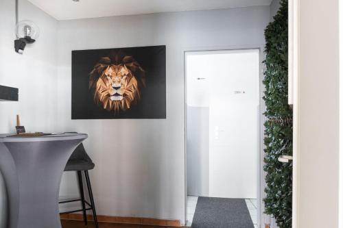 a room with a picture of a lion on the wall at SchaeBu! Appartment 1 Die Ostsee am Altmarkt in Cottbus