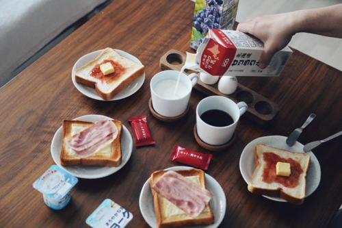Obanazawaにある甘口派roomの食べ物の皿とコーヒーカップが置かれたテーブル