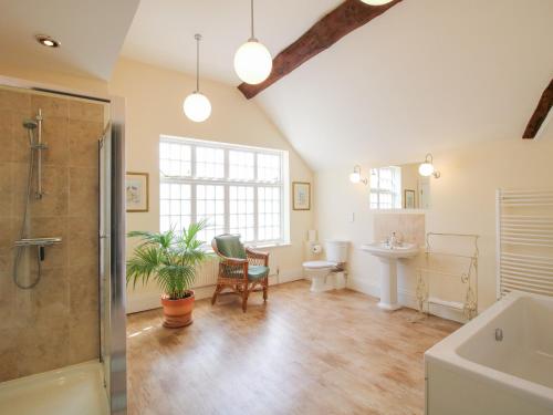 Un baño con ducha, lavabo e inodoro. en The Maltster's House, en Ludlow