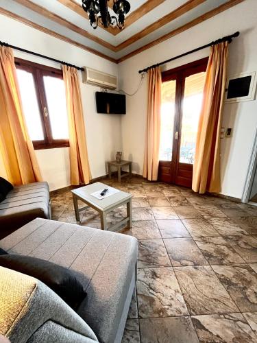 Μια τηλεόραση ή/και κέντρο ψυχαγωγίας στο Pantheon Apartments & Studios