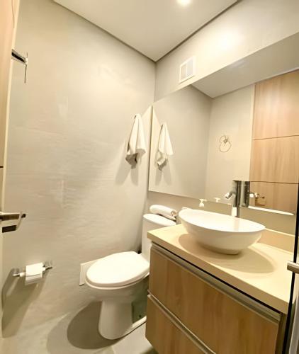a bathroom with a toilet and a sink at Domus Suites Chia in Chía