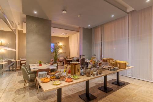 un comedor con una mesa con comida. en Pestana Tanger - City Center Hotel Suites & Apartments, en Tánger