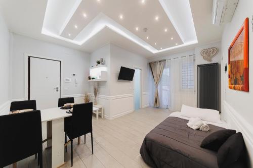 une chambre avec un lit, une table et un bureau dans l'établissement Cuore D'aMare B&B, à Bari