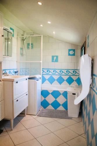 une salle de bain avec une douche, un lavabo et des toilettes dans l'établissement La Maison du Ruguel , Les Pieds dans l'Eau, à Roscoff