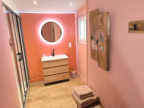 une salle de bain avec un lavabo et un miroir dans l'établissement L'Eucalyptus, à Saint-Nicolas-dʼAliermont