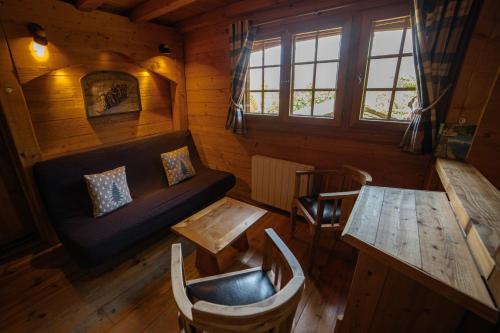 un salon avec un canapé et une table dans l'établissement Les Greniers du Mont Blanc, à Passy