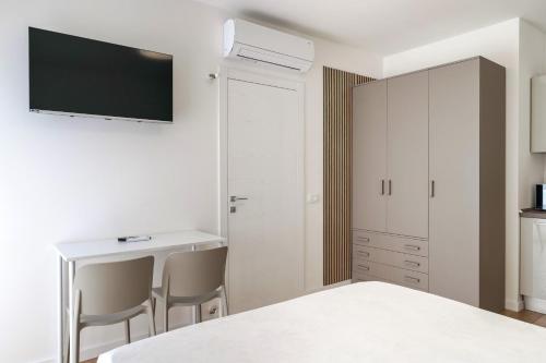 TV a/nebo společenská místnost v ubytování LAGOBALDO Apartments - Regarda Travel