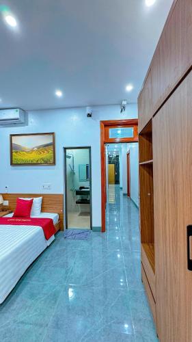 a bedroom with a large bed and a mirror at Linh Chi Hotel in Dồng Văn