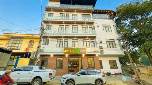 a white truck parked in front of a building at Linh Chi Hotel in Dồng Văn