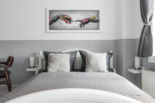 Postel nebo postele na pokoji v ubytování SchaeBu! Apartment 3 Altmarkt in neuem Glanz