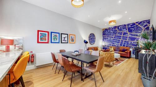 ein Esszimmer mit Tisch und Stühlen in der Unterkunft Arlington Apartments - City Centre Luxury Apartments in Glasgow