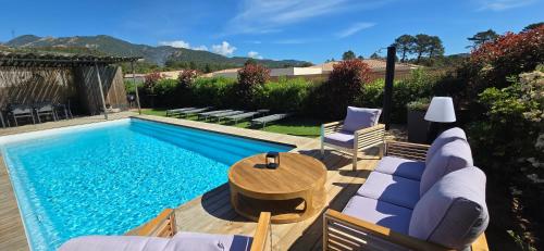 - une piscine avec des chaises et une table à côté dans l'établissement Casa di Leccia, Superbe Villa à proximité immédiate des plages, piscine privée, à Lecci