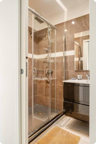 une salle de bain avec douche et lavabo dans l'établissement Appartement Cannes Centre Ville Croisette, à Cannes