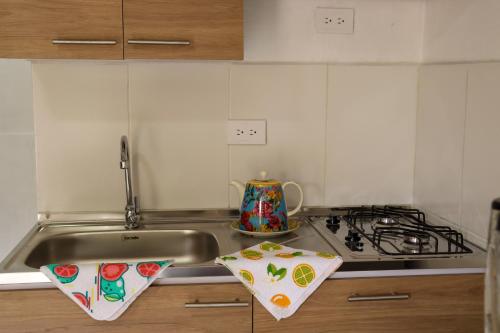 Una cocina o zona de cocina en Next to the airport - cute home
