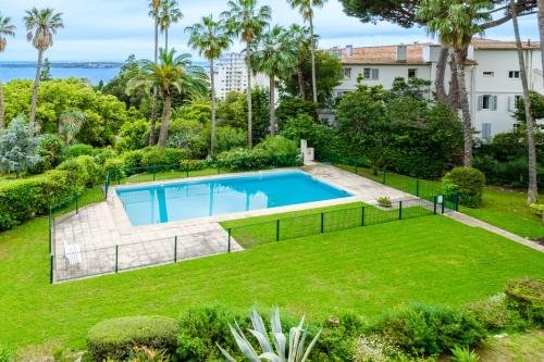 une image d'une piscine dans une cour dans l'établissement Appartement Costebelle vue mer - Welkeys, à Cannes