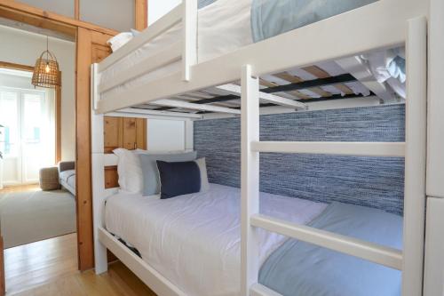 een slaapkamer met 2 stapelbedden in een huis bij Casa Ribeiro in Nazaré
