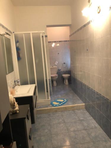 a bathroom with a shower and a toilet and a sink at La Primula Vicinanza 5 Terre in Riccò del Golfo di Spezia