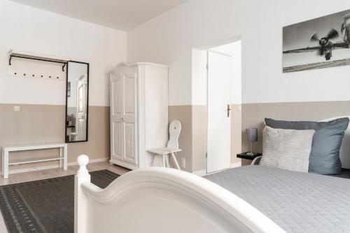 Giường trong phòng chung tại SchaeBu! Apartment 4 Zentral Am Altmarkt