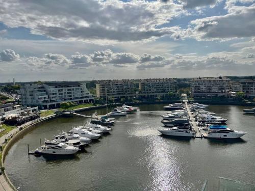 a group of boats are docked in a harbor at Estadía de Lujo con vista soñada a la Bahía grande de Nordelta in Benavídez